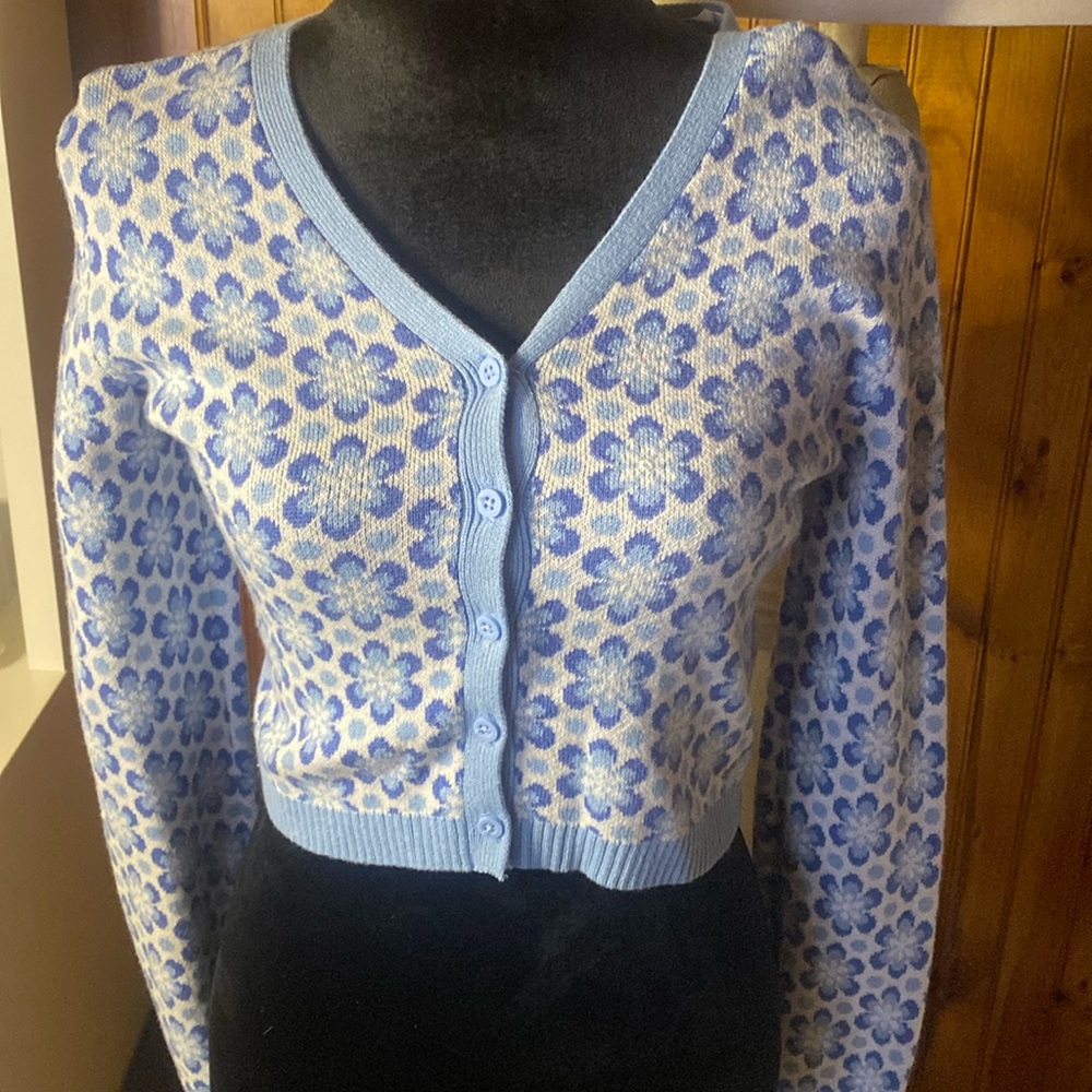 NWT. Size XS. White with blue shades of flower, print crop top cardigan sweater.